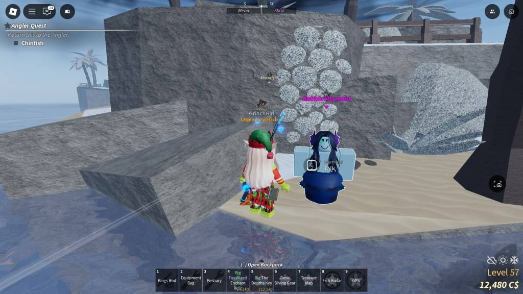 Игрок Фиш стоит рядом с пузырькой русалки