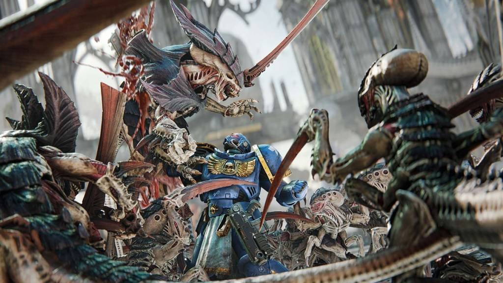Lutando contra os tiranídeos no Space Marine 2.