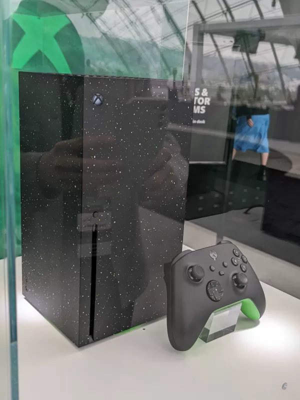 新的Xbox系列X型号 - 侧视图