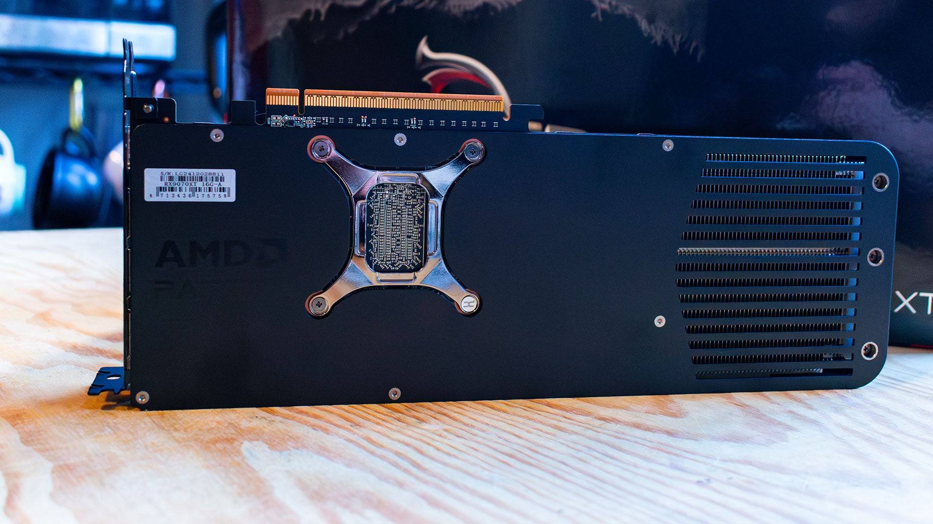Боковой профиль RX 9070 XT с подсветкой