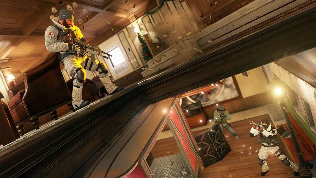 Rainbow Six Siege, com dois soldados disparando para cima em outro.