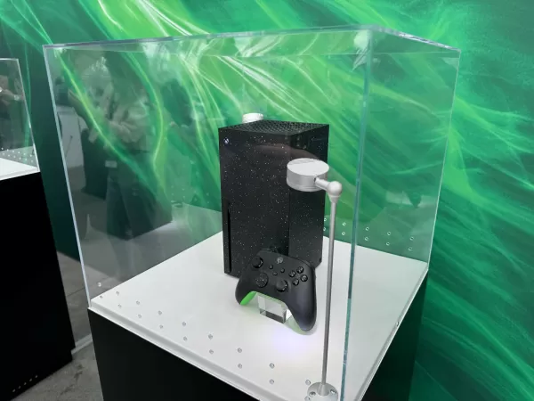 新的Xbox系列S模型 - 前视图